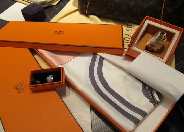 エルメススカーフイヤリングブレス時計など買取ります。