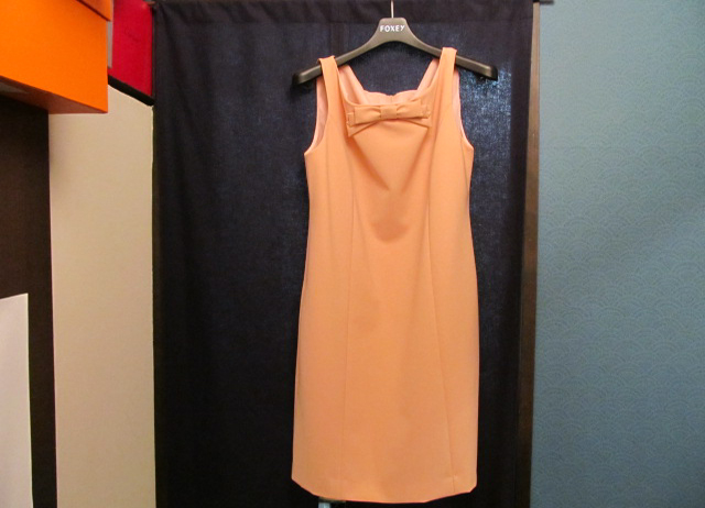 今年の春服は、おなかチラリだそうです。