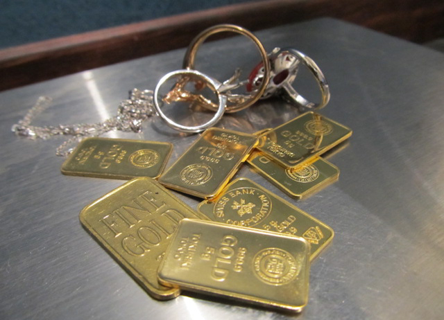 金プラチナシルバーダイヤなど素材が分からない物もお持ちください