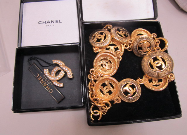 シャネルのイヤリングブローチなど眠っていませんか?