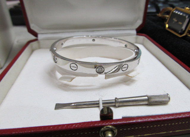 貴金属カルティエダイヤラブブレスの買取り