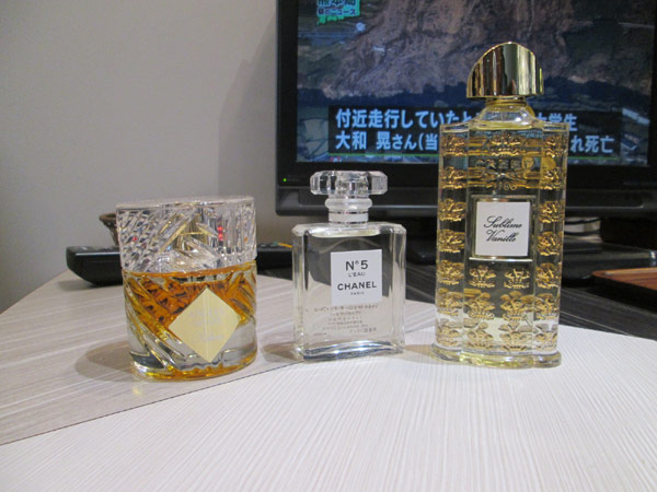 香水買取ります!!